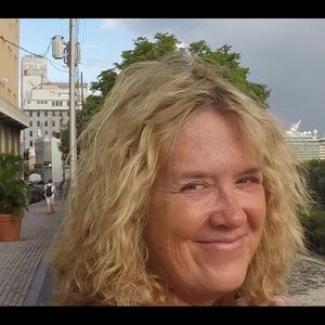 Meet your Posher, Debi